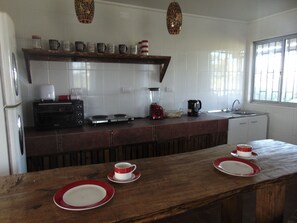 Familiar house, 3 bedrooms, Multiple Beds | 객실 내 식사 공간
