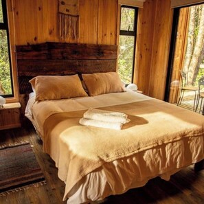 Superior Cabin, 2 Bedrooms, Non Smoking, Private Bathroom | 2 bedrooms, individually decorated, individually furnished - La Escondida Pucón (Villarrica)