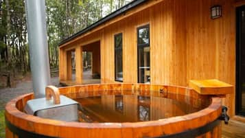 Kabin Superior, 2 kamar tidur, Bebas Asap Rokok, kamar mandi pribadi | Kamar mandi | Kombinasi shower/bathtub dan handuk