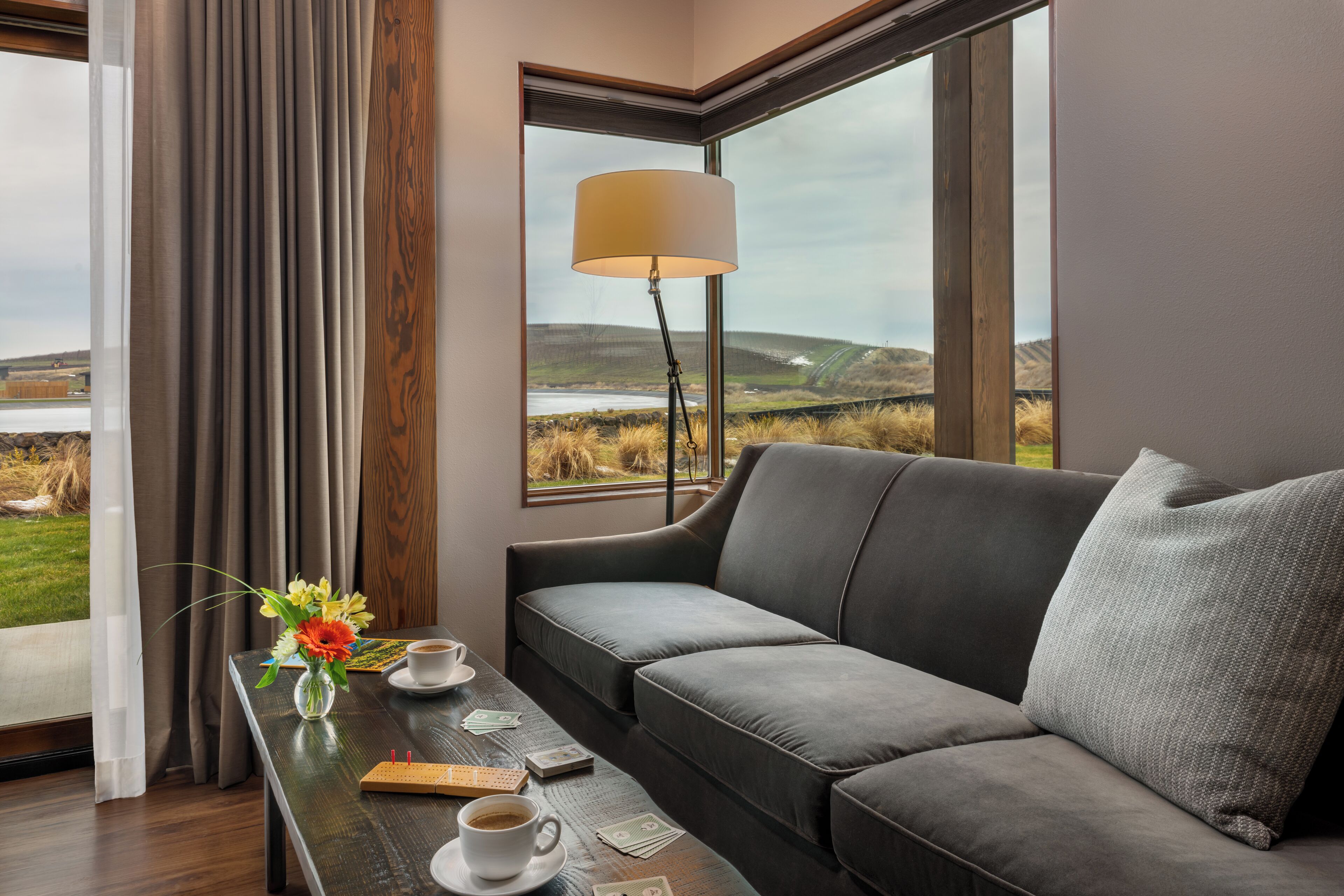 Suíte estúdio panorâmica, 1 cama King, varanda, vista para o lago | Área de estar | TV de tela plana 49 polegadas com canais via satélite