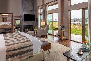 Panoramic Studio Suite, 1 King Bed, Patio, Lake View
