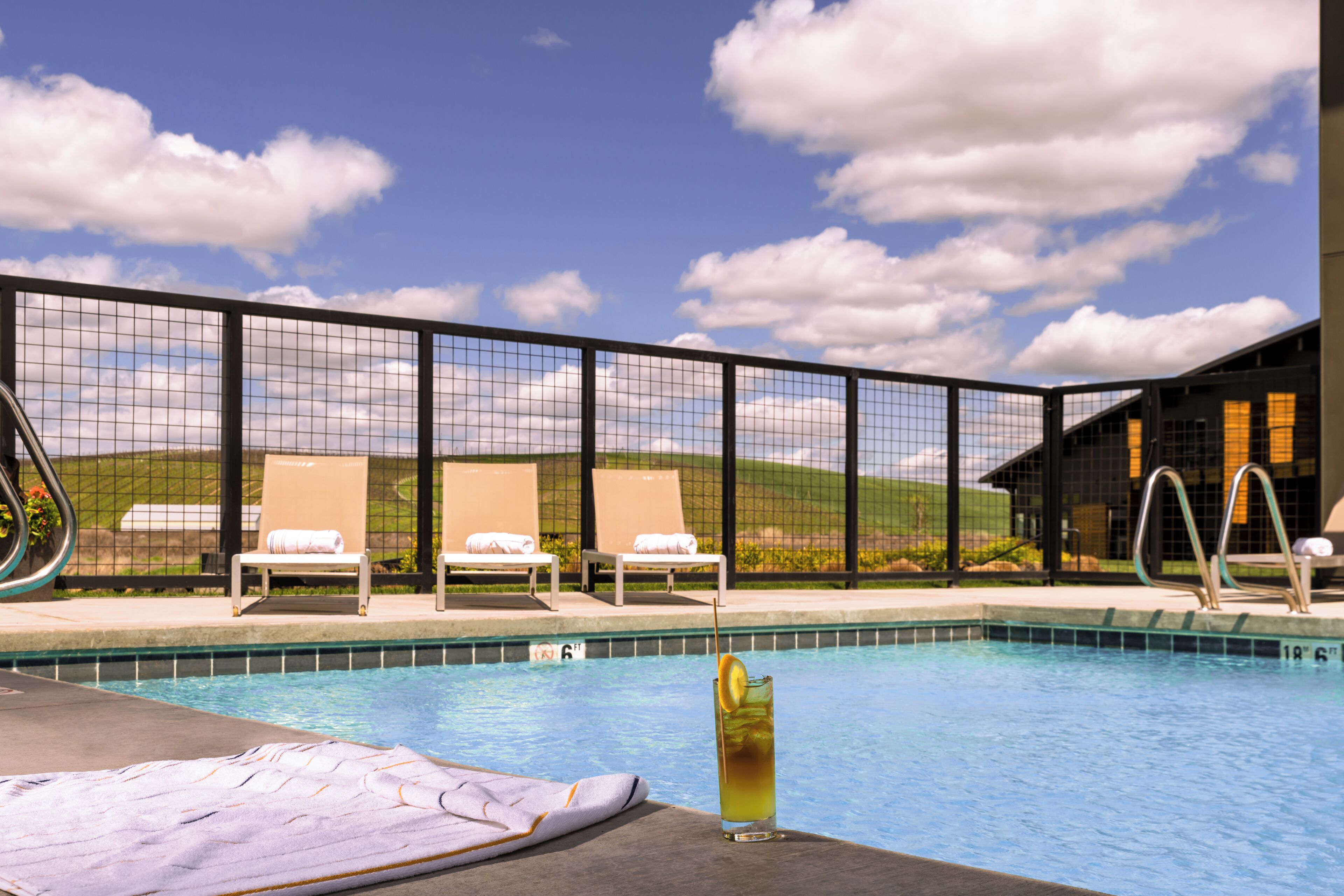 Een seizoensgebonden buitenzwembad en parasols bij het zwembad