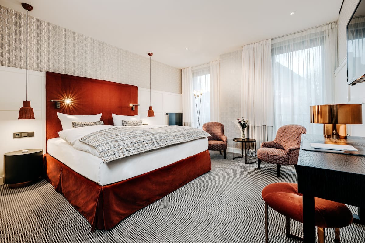 Deluxe tweepersoonskamer | Hypoallergeen beddengoed, een kluis op de kamer, individueel gedecoreerd