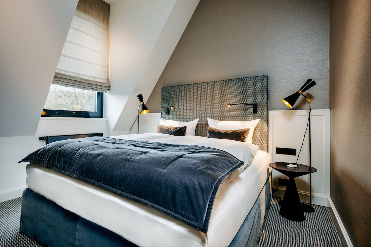 Suite – junior | Allergitestet sengetøy, safe på rommet, skrivebord og lydisolert