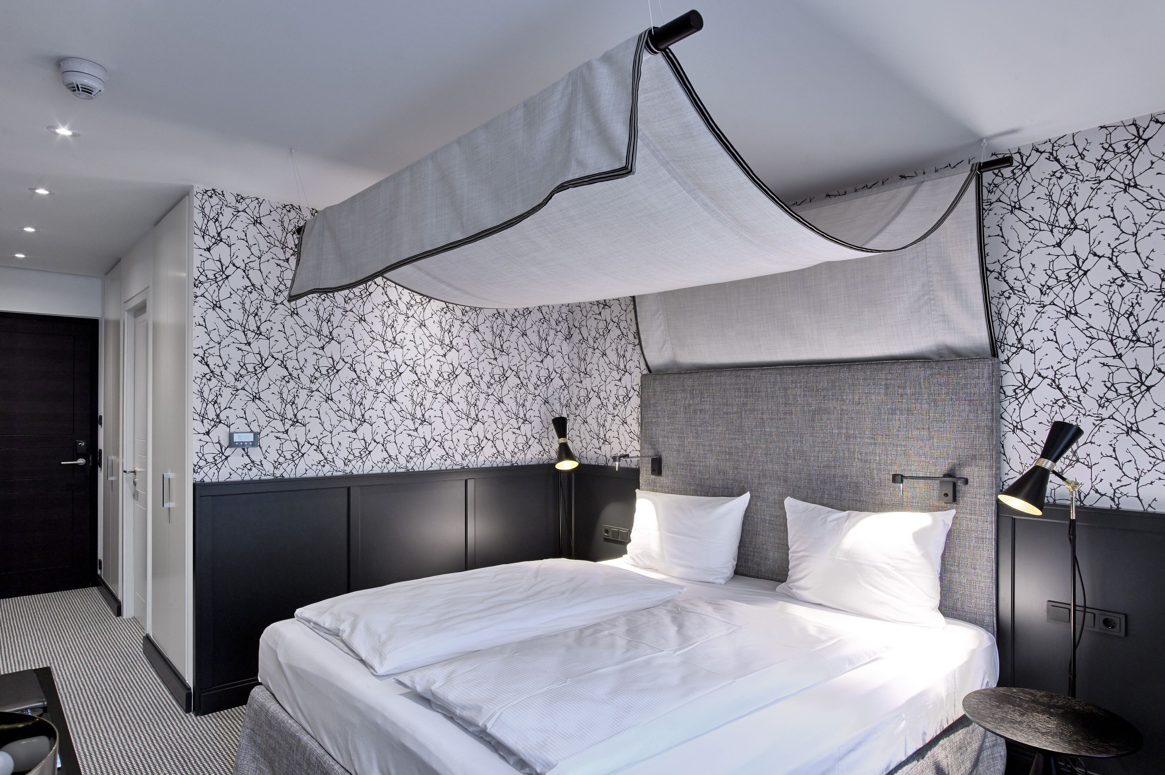 Literie hypoallergénique, coffre-fort, décor unique, ameublement unique