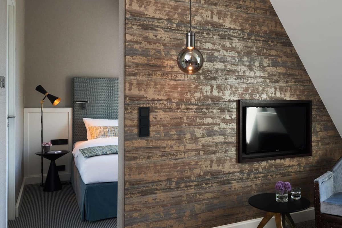 deluxe suite | hypo-allergenic bedding, in-room safe, individually decorated