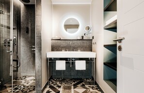 Suite Junior | Salle de bain | Douche, articles de toilette gratuits, sèche-cheveux, chaussons
