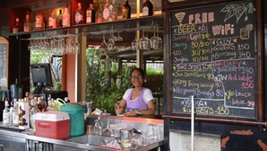 Bar (on property) - New Joe Guesthouse - Hostel (Bangkok)