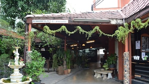 Breakfast, lunch and dinner served  - New Joe Guesthouse - Hostel (Bangkok)