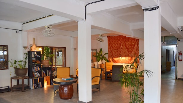 Lobby sitting area - New Joe Guesthouse - Hostel (Bangkok)