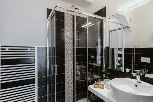 Shower, rainfall showerhead, free toiletries, hair dryer - Easy Florence (Florence)