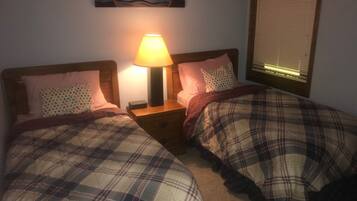 Standard Condo, 2 Bedrooms | 2 bilik tidur, seterika/papan seterika, Wi-fi percuma, cadar katil