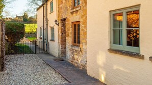 A building with a stone facade and a paved courtyard. - Camside, Chipping Campden - Taswell Retreats (Chipping Campden)