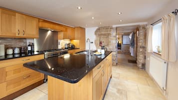Exclusive Cottage, 3 Bedrooms | Shared kitchen | Electric kettle, toaster, highchair, cookware/dishes/utensils