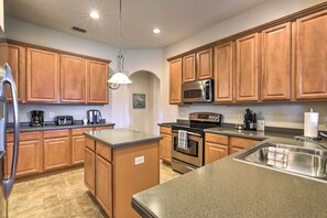 Fridge, microwave, stovetop, dishwasher