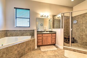 Amenidades de baño gratuitas, secadora de cabello, toallas 