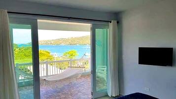 Tabla de planchar con plancha, wifi gratis y ropa de cama