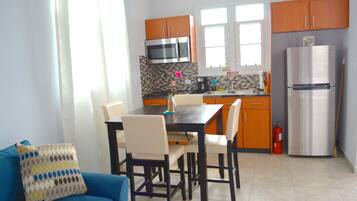 Réfrigérateur, micro-ondes, plaque de cuisson, cafetière/bouilloire