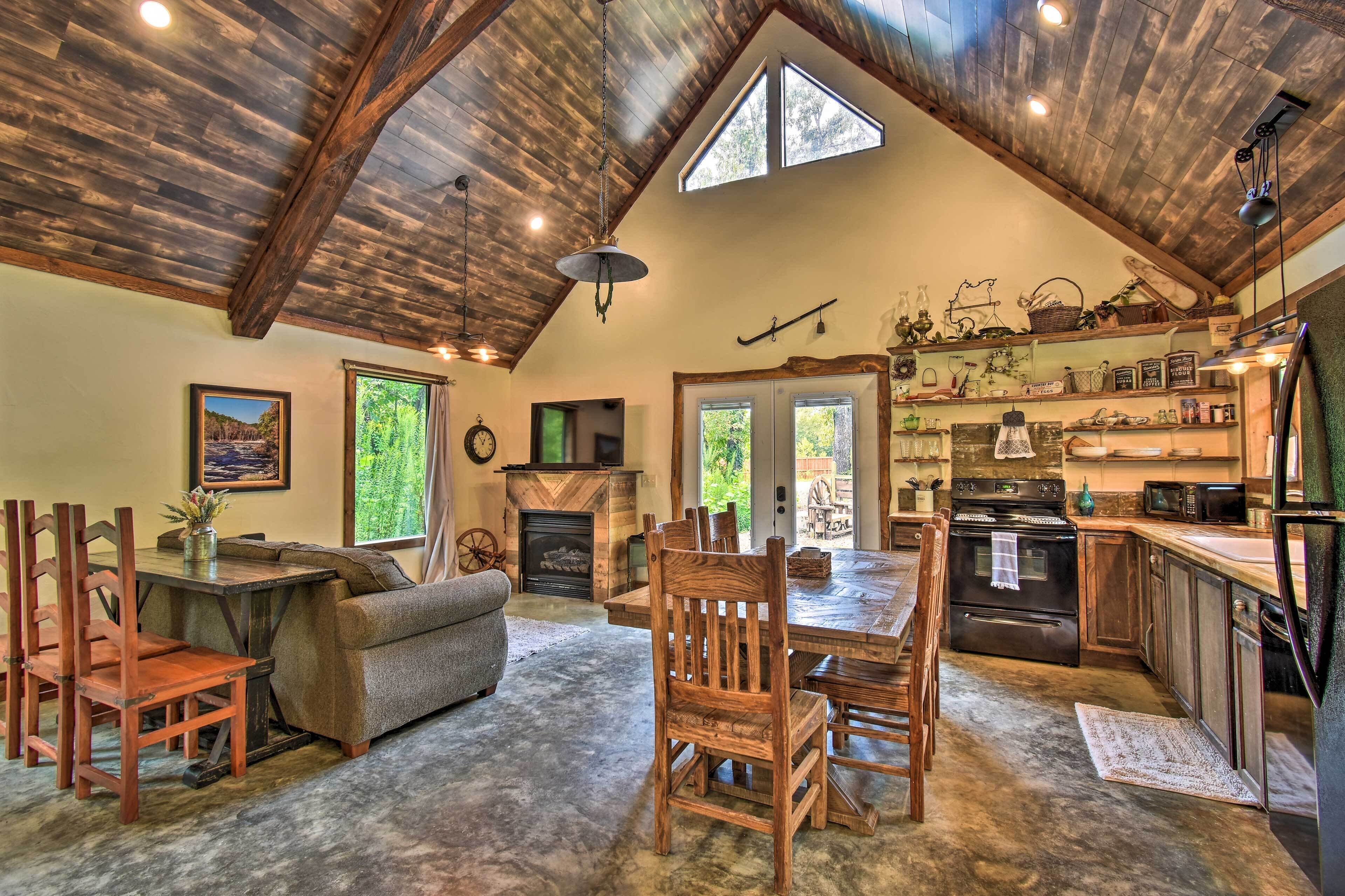 ‘Lily Pad on the Pond’ Broken Bow Home w/ Hot Tub