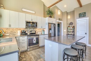 Fridge, microwave, stovetop, dishwasher