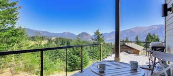'Gorge Retreat' - Modern Carson Home w/ Mtn Views!