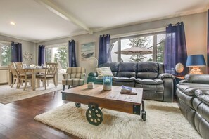 TV, ping pong - Enchanting Waterfront Sorrento Home w/ Deck! (Sorrento)