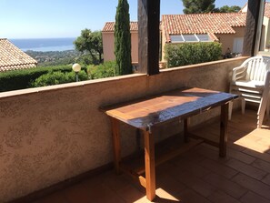 Outdoor dining - House 8 pers. Sea view in private domain, at the edge of the forest; Mountain biking, hiking (Roquebrune-Sur-Argens)