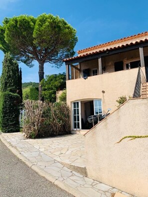 Exterior - House 8 pers. Sea view in private domain, at the edge of the forest; Mountain biking, hiking (Roquebrune-Sur-Argens)