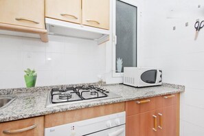 Refrigerador, microondas, horno y cafetera y tetera 