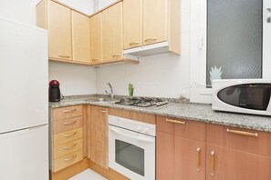 Een koelkast, een microgolfoven, een oven