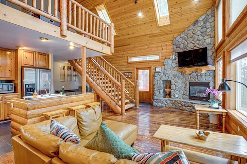 Hot Tub, Indoor Pool! Home 8 Mi to Heavenly Skiing