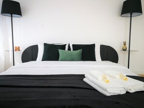 1 chambre, fer et planche à repasser