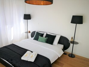 1 chambre, fer et planche à repasser