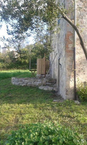 Douche extérieure avec eau chaude, terrasse en pierre pour prendre un café