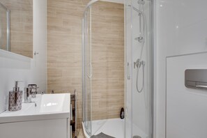 Dusche, Haartrockner, Handtücher, Seife