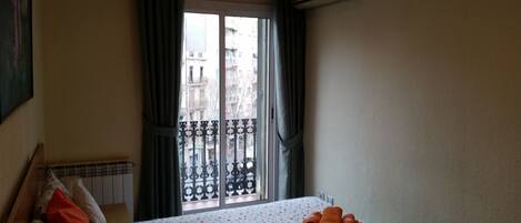 2 bedrooms, iron/ironing board, bed sheets