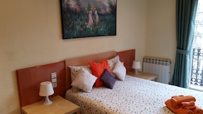 2 habitaciones, tabla de planchar con plancha y ropa de cama