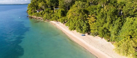 Playa en los alrededores y toallas de playa