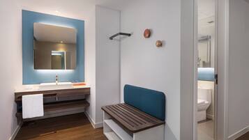 Standard Room, 1 King Bed | Bathroom | Free toiletries, hair dryer, slippers