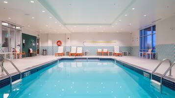 Innenpool, geöffnet von 06:00 Uhr bis 22:00 Uhr, Liegestühle