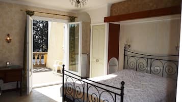 5 slaapkamers, een bureau, een strijkplank/strijkijzer, gratis wifi