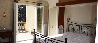 Stor bolig 10 km sjø. Beskyttet 10x5 basseng. 1500m2 hage. 6 soverom.