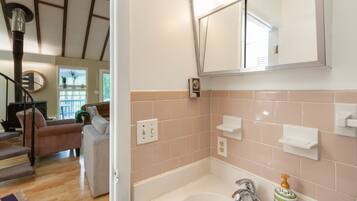 Combined shower/bathtub, towels, soap, shampoo