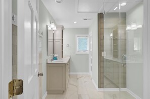 Combined shower/bathtub, hair dryer, towels - Award-Winning Resort Amenities | Racquet Club Villa 23 (Isle of Palms)