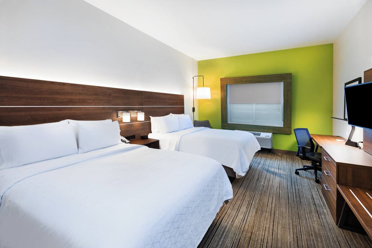 Down comforters, in-room safe, desk, blackout drapes