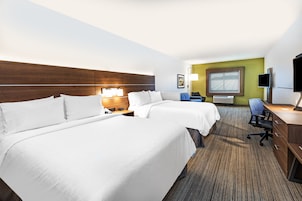 Cubrecamas, caja de seguridad en la habitación y escritorio 