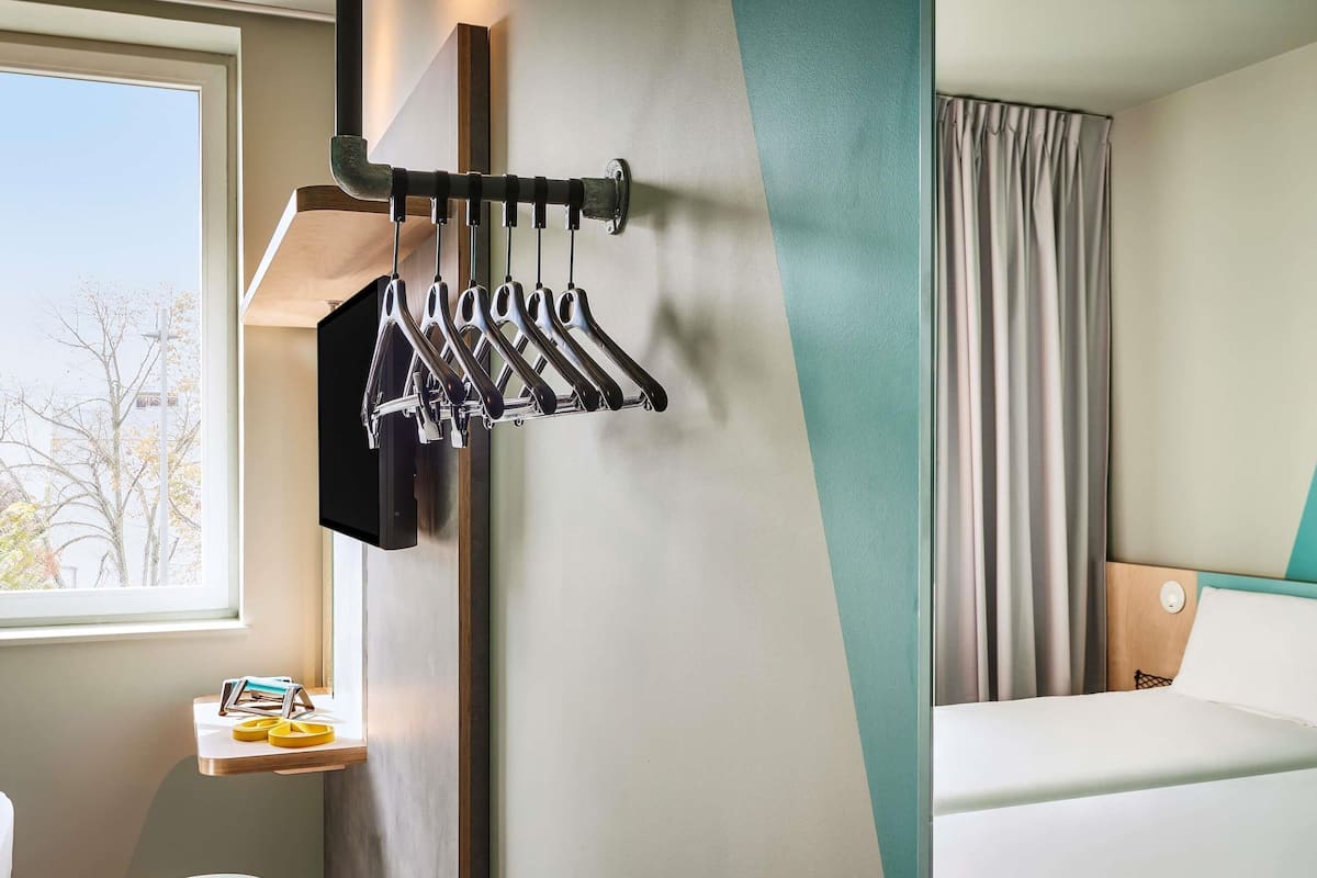 Habitación clásica con 2 camas individuales, 2 camas individuales | Ropa de cama hipoalergénica y escritorio