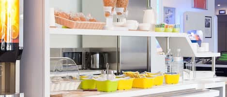 Frukostbuffé varje dag (EUR 9.90 per person)