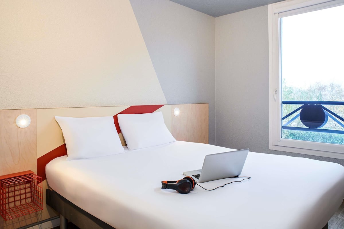 Hypo-allergenic bedding, desk, laptop workspace, blackout curtains