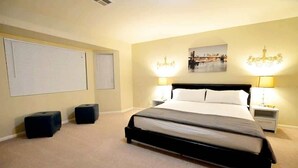 Ein Schlafzimmer mit einem großen Bett, zwei Nachttischlampen, einer Pendelleuchte und einem Stadtbild an der Wand.